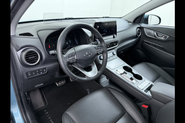 Hyundai Kona EV 64kWh SOH 100% 3-Fase Warmtepomp Leer+Elektr+Verwarmd+Gekoeld! Schuif-/kanteldak Head-Up Display Adap.Cruise Apple Carplay An Keyless Stuurverwarming Blind Spot Monitoring Lane Assist DAB Led Origineel Nederlandse Auto Super compleet! € 46000 nieuw