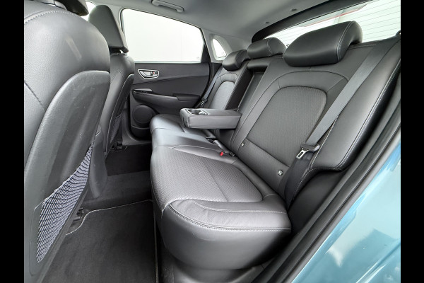 Hyundai Kona EV 64kWh SOH 100% 3-Fase Warmtepomp Leer+Elektr+Verwarmd+Gekoeld! Schuif-/kanteldak Head-Up Display Adap.Cruise Apple Carplay An Keyless Stuurverwarming Blind Spot Monitoring Lane Assist DAB Led Origineel Nederlandse Auto Super compleet! € 46000 nieuw
