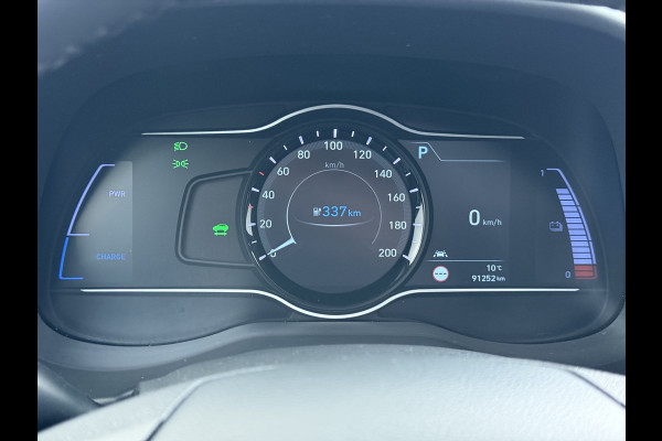 Hyundai Kona EV 64kWh SOH 100% 3-Fase Warmtepomp Leer+Elektr+Verwarmd+Gekoeld! Schuif-/kanteldak Head-Up Display Adap.Cruise Apple Carplay An Keyless Stuurverwarming Blind Spot Monitoring Lane Assist DAB Led Origineel Nederlandse Auto Super compleet! € 46000 nieuw