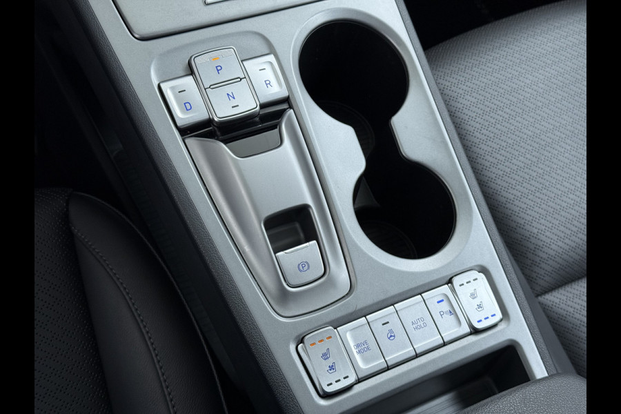 Hyundai Kona EV 64kWh SOH 100% 3-Fase Warmtepomp Leer+Elektr+Verwarmd+Gekoeld! Schuif-/kanteldak Head-Up Display Adap.Cruise Apple Carplay An Keyless Stuurverwarming Blind Spot Monitoring Lane Assist DAB Led Origineel Nederlandse Auto Super compleet! € 46000 nieuw