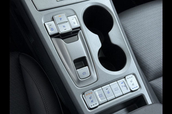 Hyundai Kona EV 64kWh SOH 100% 3-Fase Warmtepomp Leer+Elektr+Verwarmd+Gekoeld! Schuif-/kanteldak Head-Up Display Adap.Cruise Apple Carplay An Keyless Stuurverwarming Blind Spot Monitoring Lane Assist DAB Led Origineel Nederlandse Auto Super compleet! € 46000 nieuw