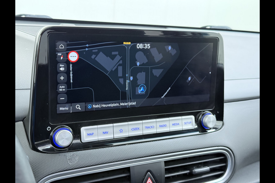 Hyundai Kona EV 64kWh SOH 100% 3-Fase Warmtepomp Leer+Elektr+Verwarmd+Gekoeld! Schuif-/kanteldak Head-Up Display Adap.Cruise Apple Carplay An Keyless Stuurverwarming Blind Spot Monitoring Lane Assist DAB Led Origineel Nederlandse Auto Super compleet! € 46000 nieuw