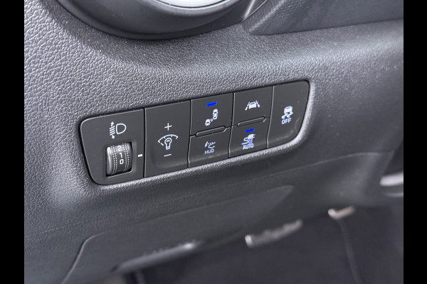 Hyundai Kona EV 64kWh SOH 100% 3-Fase Warmtepomp Leer+Elektr+Verwarmd+Gekoeld! Schuif-/kanteldak Head-Up Display Adap.Cruise Apple Carplay An Keyless Stuurverwarming Blind Spot Monitoring Lane Assist DAB Led Origineel Nederlandse Auto Super compleet! € 46000 nieuw