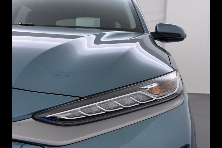 Hyundai Kona EV 64kWh SOH 100% 3-Fase Warmtepomp Leer+Elektr+Verwarmd+Gekoeld! Schuif-/kanteldak Head-Up Display Adap.Cruise Apple Carplay An Keyless Stuurverwarming Blind Spot Monitoring Lane Assist DAB Led Origineel Nederlandse Auto Super compleet! € 46000 nieuw