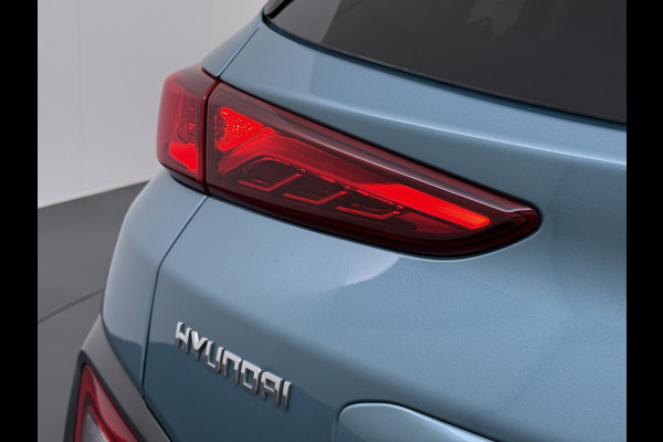 Hyundai Kona EV 64kWh SOH 100% 3-Fase Warmtepomp Leer+Elektr+Verwarmd+Gekoeld! Schuif-/kanteldak Head-Up Display Adap.Cruise Apple Carplay An Keyless Stuurverwarming Blind Spot Monitoring Lane Assist DAB Led Origineel Nederlandse Auto Super compleet! € 46000 nieuw