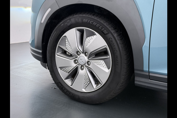 Hyundai Kona EV 64kWh SOH 100% 3-Fase Warmtepomp Leer+Elektr+Verwarmd+Gekoeld! Schuif-/kanteldak Head-Up Display Adap.Cruise Apple Carplay An Keyless Stuurverwarming Blind Spot Monitoring Lane Assist DAB Led Origineel Nederlandse Auto Super compleet! € 46000 nieuw