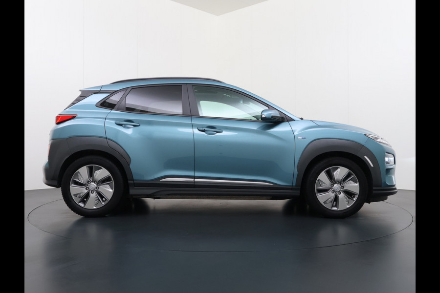 Hyundai Kona EV 64kWh SOH 100% 3-Fase Warmtepomp Leer+Elektr+Verwarmd+Gekoeld! Schuif-/kanteldak Head-Up Display Adap.Cruise Apple Carplay An Keyless Stuurverwarming Blind Spot Monitoring Lane Assist DAB Led Origineel Nederlandse Auto Super compleet! € 46000 nieuw