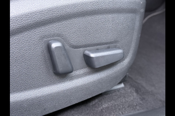 Hyundai Kona EV 64kWh SOH 100% 3-Fase Warmtepomp Leer+Elektr+Verwarmd+Gekoeld! Schuif-/kanteldak Head-Up Display Adap.Cruise Apple Carplay An Keyless Stuurverwarming Blind Spot Monitoring Lane Assist DAB Led Origineel Nederlandse Auto Super compleet! € 46000 nieuw