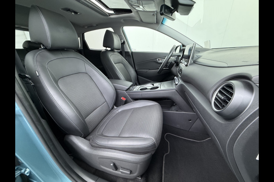 Hyundai Kona EV 64kWh SOH 100% 3-Fase Warmtepomp Leer+Elektr+Verwarmd+Gekoeld! Schuif-/kanteldak Head-Up Display Adap.Cruise Apple Carplay An Keyless Stuurverwarming Blind Spot Monitoring Lane Assist DAB Led Origineel Nederlandse Auto Super compleet! € 46000 nieuw