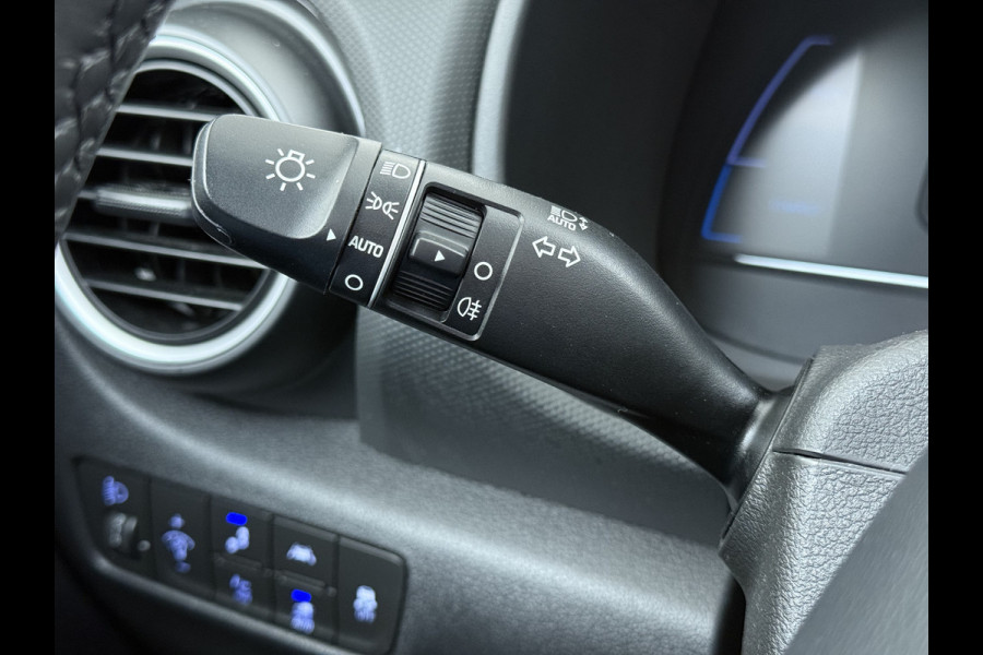 Hyundai Kona EV 64kWh SOH 100% 3-Fase Warmtepomp Leer+Elektr+Verwarmd+Gekoeld! Schuif-/kanteldak Head-Up Display Adap.Cruise Apple Carplay An Keyless Stuurverwarming Blind Spot Monitoring Lane Assist DAB Led Origineel Nederlandse Auto Super compleet! € 46000 nieuw