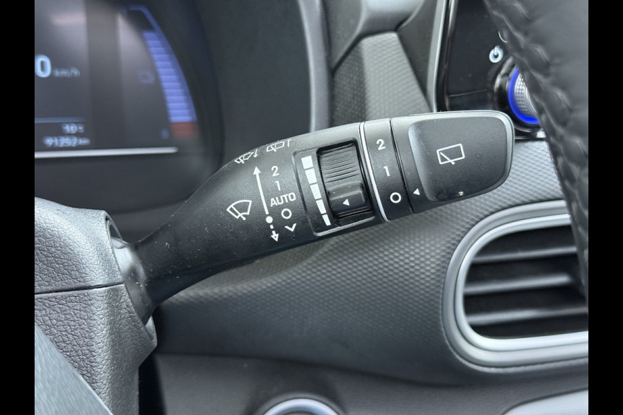 Hyundai Kona EV 64kWh SOH 100% 3-Fase Warmtepomp Leer+Elektr+Verwarmd+Gekoeld! Schuif-/kanteldak Head-Up Display Adap.Cruise Apple Carplay An Keyless Stuurverwarming Blind Spot Monitoring Lane Assist DAB Led Origineel Nederlandse Auto Super compleet! € 46000 nieuw