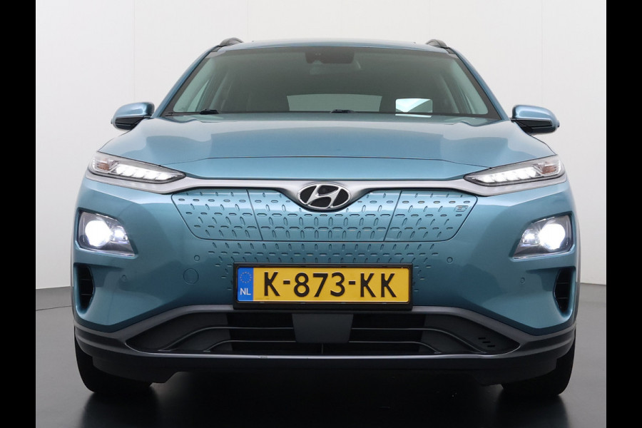 Hyundai Kona EV 64kWh SOH 100% 3-Fase Warmtepomp Leer+Elektr+Verwarmd+Gekoeld! Schuif-/kanteldak Head-Up Display Adap.Cruise Apple Carplay An Keyless Stuurverwarming Blind Spot Monitoring Lane Assist DAB Led Origineel Nederlandse Auto Super compleet! € 46000 nieuw