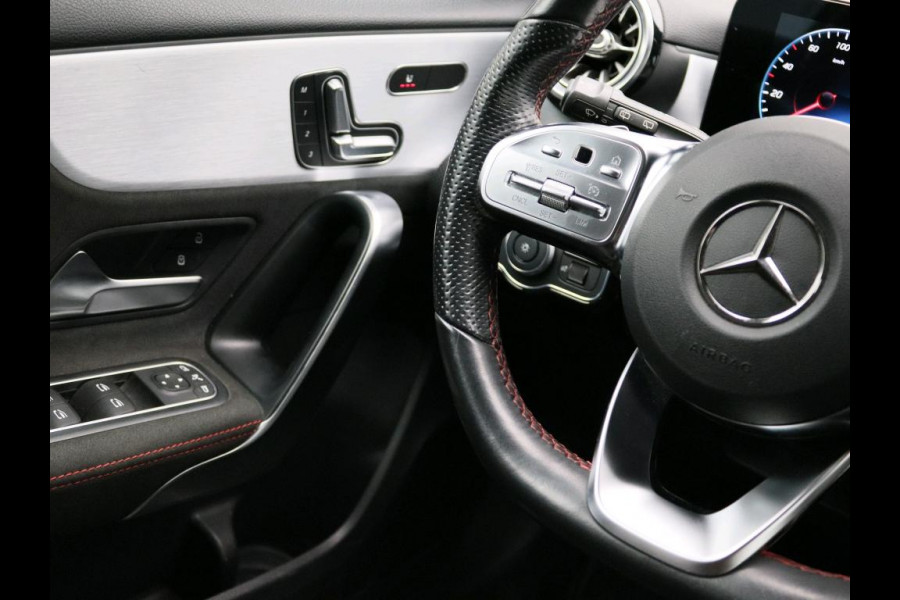Mercedes-Benz A-Klasse 180 Business Solution AMG AMG Line | Night Pakket | Panorama Schuif-Kanteldak | Sfeerverlichting | Trekhaak | MultiBeam Koplampen | Achteruitrijcamera. Inclusief 24 maanden Mercedes-Benz Certified garantie voor Europa.