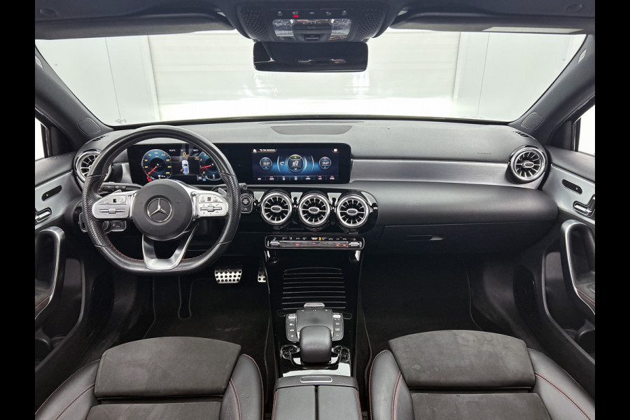 Mercedes-Benz A-Klasse 180 Business Solution AMG AMG Line | Night Pakket | Panorama Schuif-Kanteldak | Sfeerverlichting | Trekhaak | MultiBeam Koplampen | Achteruitrijcamera. Inclusief 24 maanden Mercedes-Benz Certified garantie voor Europa.