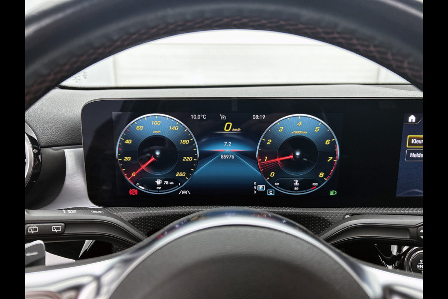 Mercedes-Benz A-Klasse 180 Business Solution AMG AMG Line | Night Pakket | Panorama Schuif-Kanteldak | Sfeerverlichting | Trekhaak | MultiBeam Koplampen | Achteruitrijcamera. Inclusief 24 maanden Mercedes-Benz Certified garantie voor Europa.