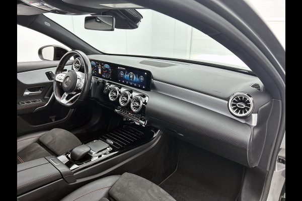 Mercedes-Benz A-Klasse 180 Business Solution AMG AMG Line | Night Pakket | Panorama Schuif-Kanteldak | Sfeerverlichting | Trekhaak | MultiBeam Koplampen | Achteruitrijcamera. Inclusief 24 maanden Mercedes-Benz Certified garantie voor Europa.