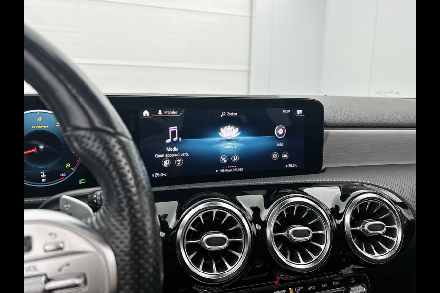 Mercedes-Benz A-Klasse 180 Business Solution AMG AMG Line | Night Pakket | Panorama Schuif-Kanteldak | Sfeerverlichting | Trekhaak | MultiBeam Koplampen | Achteruitrijcamera. Inclusief 24 maanden Mercedes-Benz Certified garantie voor Europa.