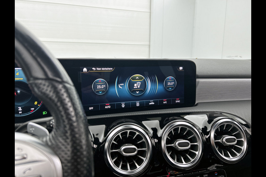 Mercedes-Benz A-Klasse 180 Business Solution AMG AMG Line | Night Pakket | Panorama Schuif-Kanteldak | Sfeerverlichting | Trekhaak | MultiBeam Koplampen | Achteruitrijcamera. Inclusief 24 maanden Mercedes-Benz Certified garantie voor Europa.