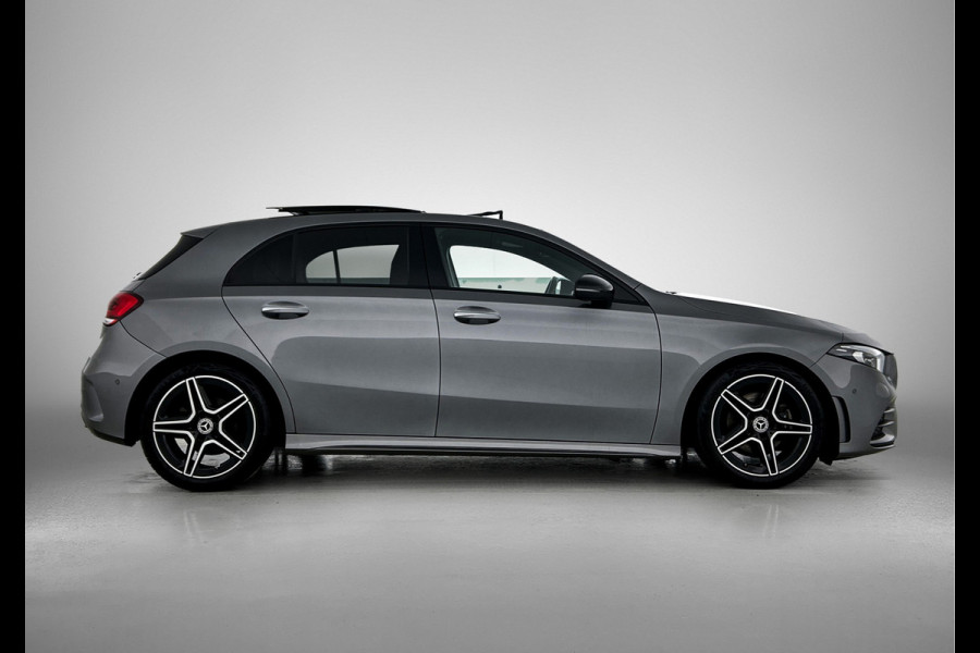 Mercedes-Benz A-Klasse 180 Business Solution AMG AMG Line | Night Pakket | Panorama Schuif-Kanteldak | Sfeerverlichting | Trekhaak | MultiBeam Koplampen | Achteruitrijcamera. Inclusief 24 maanden Mercedes-Benz Certified garantie voor Europa.