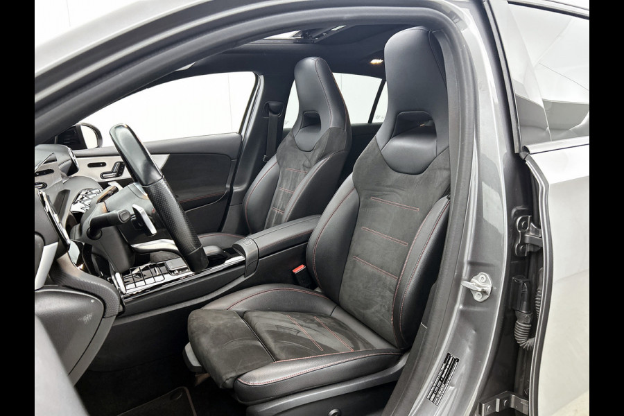 Mercedes-Benz A-Klasse 180 Business Solution AMG AMG Line | Night Pakket | Panorama Schuif-Kanteldak | Sfeerverlichting | Trekhaak | MultiBeam Koplampen | Achteruitrijcamera. Inclusief 24 maanden Mercedes-Benz Certified garantie voor Europa.