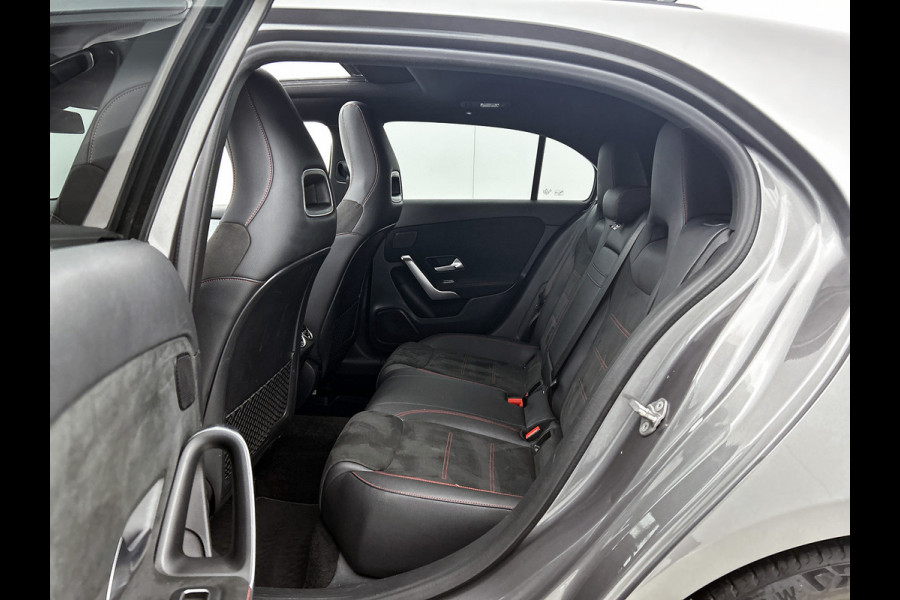 Mercedes-Benz A-Klasse 180 Business Solution AMG AMG Line | Night Pakket | Panorama Schuif-Kanteldak | Sfeerverlichting | Trekhaak | MultiBeam Koplampen | Achteruitrijcamera. Inclusief 24 maanden Mercedes-Benz Certified garantie voor Europa.