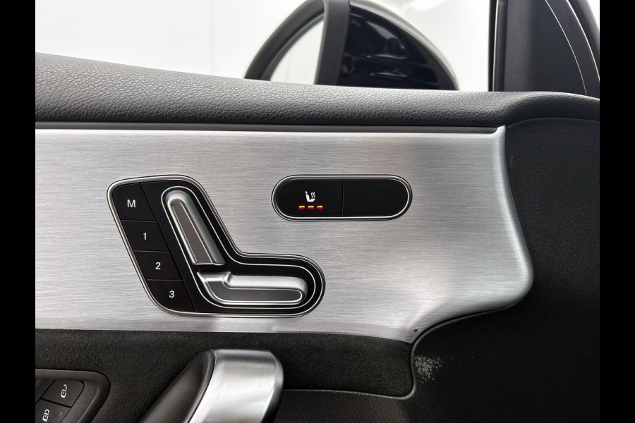 Mercedes-Benz A-Klasse 180 Business Solution AMG AMG Line | Night Pakket | Panorama Schuif-Kanteldak | Sfeerverlichting | Trekhaak | MultiBeam Koplampen | Achteruitrijcamera. Inclusief 24 maanden Mercedes-Benz Certified garantie voor Europa.