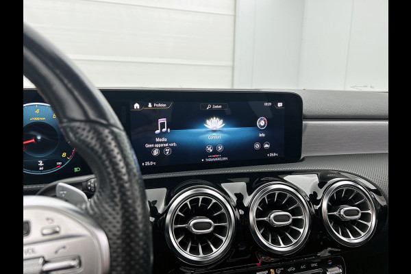 Mercedes-Benz A-Klasse 180 Business Solution AMG AMG Line | Night Pakket | Panorama Schuif-Kanteldak | Sfeerverlichting | Trekhaak | MultiBeam Koplampen | Achteruitrijcamera. Inclusief 24 maanden Mercedes-Benz Certified garantie voor Europa.