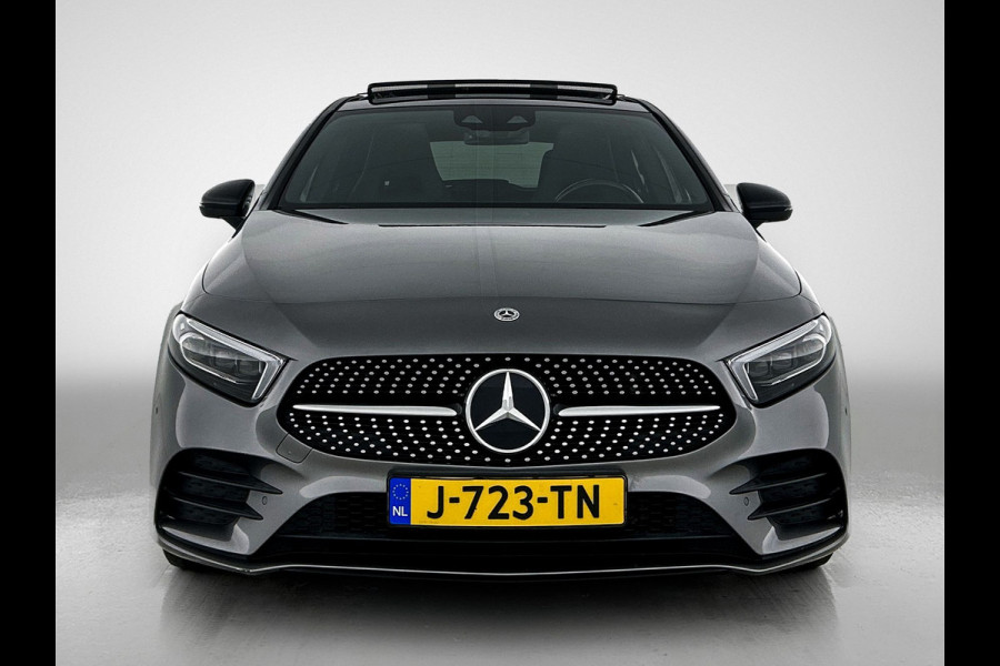 Mercedes-Benz A-Klasse 180 Business Solution AMG AMG Line | Night Pakket | Panorama Schuif-Kanteldak | Sfeerverlichting | Trekhaak | MultiBeam Koplampen | Achteruitrijcamera. Inclusief 24 maanden Mercedes-Benz Certified garantie voor Europa.