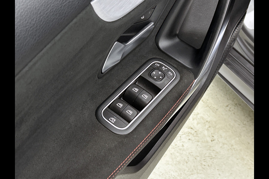 Mercedes-Benz A-Klasse 180 Business Solution AMG AMG Line | Night Pakket | Panorama Schuif-Kanteldak | Sfeerverlichting | Trekhaak | MultiBeam Koplampen | Achteruitrijcamera. Inclusief 24 maanden Mercedes-Benz Certified garantie voor Europa.