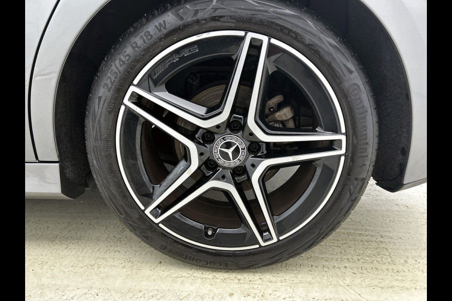 Mercedes-Benz A-Klasse 180 Business Solution AMG AMG Line | Night Pakket | Panorama Schuif-Kanteldak | Sfeerverlichting | Trekhaak | MultiBeam Koplampen | Achteruitrijcamera. Inclusief 24 maanden Mercedes-Benz Certified garantie voor Europa.