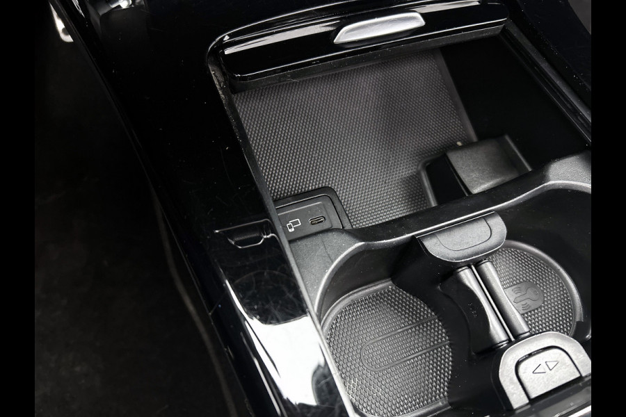 Mercedes-Benz A-Klasse 180 Business Solution AMG AMG Line | Night Pakket | Panorama Schuif-Kanteldak | Sfeerverlichting | Trekhaak | MultiBeam Koplampen | Achteruitrijcamera. Inclusief 24 maanden Mercedes-Benz Certified garantie voor Europa.