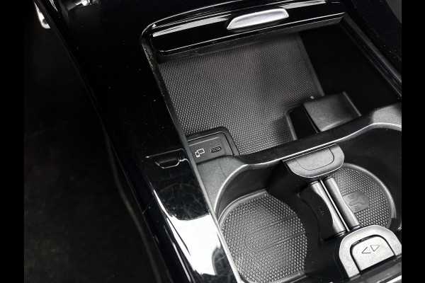 Mercedes-Benz A-Klasse 180 Business Solution AMG AMG Line | Night Pakket | Panorama Schuif-Kanteldak | Sfeerverlichting | Trekhaak | MultiBeam Koplampen | Achteruitrijcamera. Inclusief 24 maanden Mercedes-Benz Certified garantie voor Europa.