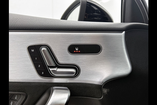 Mercedes-Benz A-Klasse 180 Business Solution AMG AMG Line | Night Pakket | Panorama Schuif-Kanteldak | Sfeerverlichting | Trekhaak | MultiBeam Koplampen | Achteruitrijcamera. Inclusief 24 maanden Mercedes-Benz Certified garantie voor Europa.