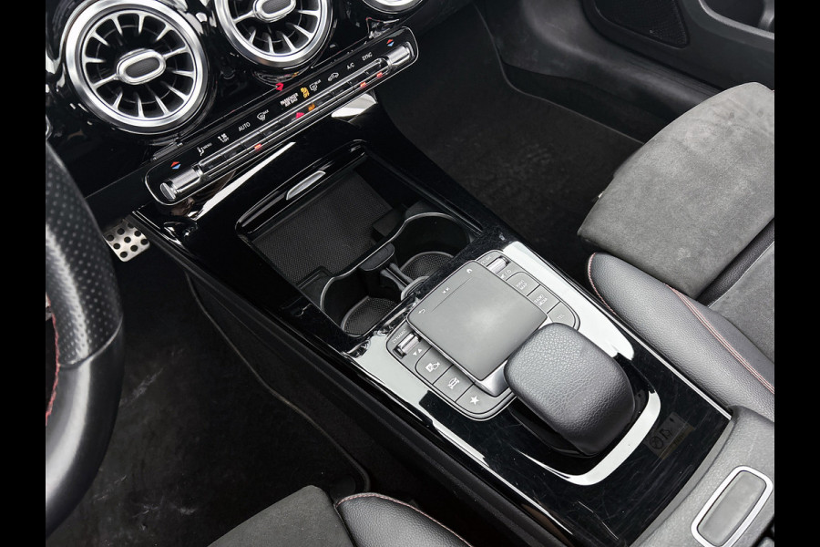 Mercedes-Benz A-Klasse 180 Business Solution AMG AMG Line | Night Pakket | Panorama Schuif-Kanteldak | Sfeerverlichting | Trekhaak | MultiBeam Koplampen | Achteruitrijcamera. Inclusief 24 maanden Mercedes-Benz Certified garantie voor Europa.