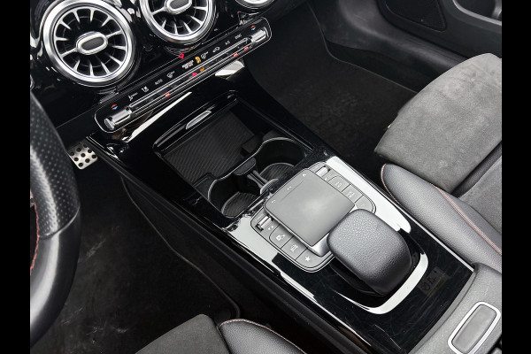 Mercedes-Benz A-Klasse 180 Business Solution AMG AMG Line | Night Pakket | Panorama Schuif-Kanteldak | Sfeerverlichting | Trekhaak | MultiBeam Koplampen | Achteruitrijcamera. Inclusief 24 maanden Mercedes-Benz Certified garantie voor Europa.