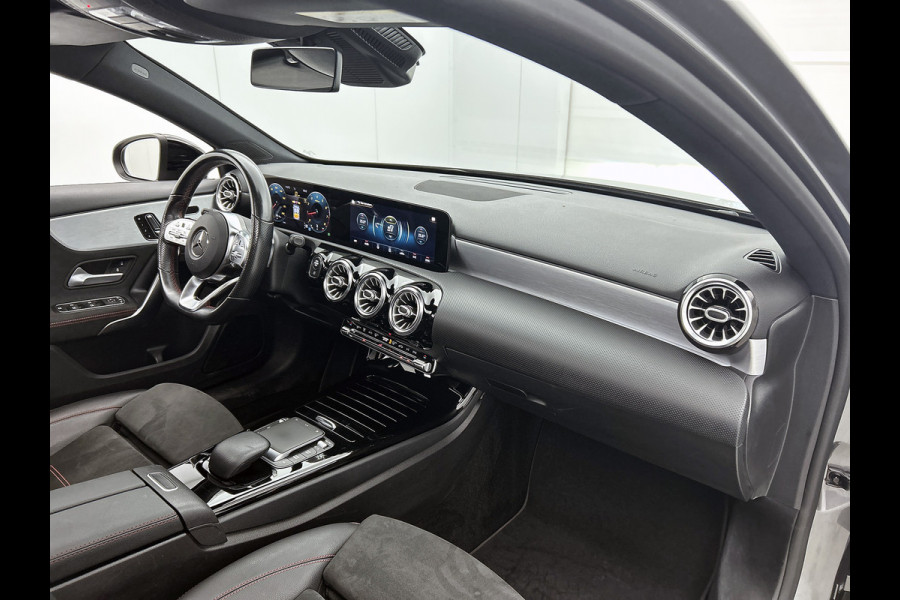 Mercedes-Benz A-Klasse 180 Business Solution AMG AMG Line | Night Pakket | Panorama Schuif-Kanteldak | Sfeerverlichting | Trekhaak | MultiBeam Koplampen | Achteruitrijcamera. Inclusief 24 maanden Mercedes-Benz Certified garantie voor Europa.