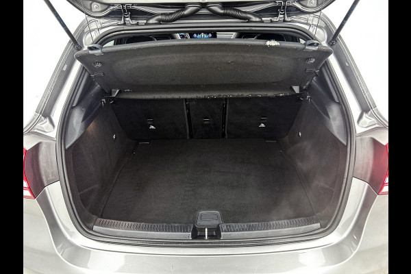 Mercedes-Benz A-Klasse 180 Business Solution AMG AMG Line | Night Pakket | Panorama Schuif-Kanteldak | Sfeerverlichting | Trekhaak | MultiBeam Koplampen | Achteruitrijcamera. Inclusief 24 maanden Mercedes-Benz Certified garantie voor Europa.