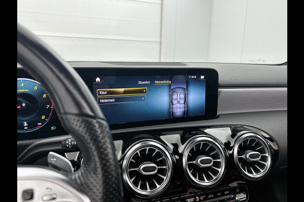 Mercedes-Benz A-Klasse 180 Business Solution AMG AMG Line | Night Pakket | Panorama Schuif-Kanteldak | Sfeerverlichting | Trekhaak | MultiBeam Koplampen | Achteruitrijcamera. Inclusief 24 maanden Mercedes-Benz Certified garantie voor Europa.