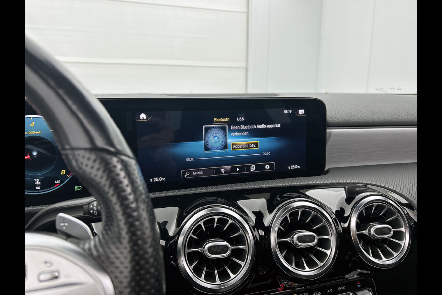 Mercedes-Benz A-Klasse 180 Business Solution AMG AMG Line | Night Pakket | Panorama Schuif-Kanteldak | Sfeerverlichting | Trekhaak | MultiBeam Koplampen | Achteruitrijcamera. Inclusief 24 maanden Mercedes-Benz Certified garantie voor Europa.