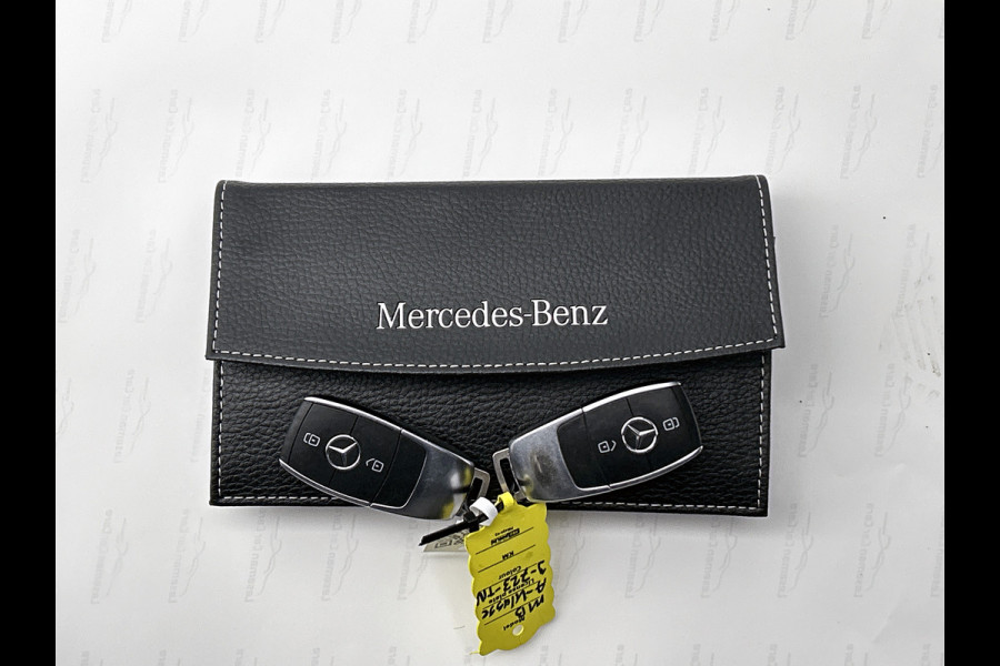 Mercedes-Benz A-Klasse 180 Business Solution AMG AMG Line | Night Pakket | Panorama Schuif-Kanteldak | Sfeerverlichting | Trekhaak | MultiBeam Koplampen | Achteruitrijcamera. Inclusief 24 maanden Mercedes-Benz Certified garantie voor Europa.