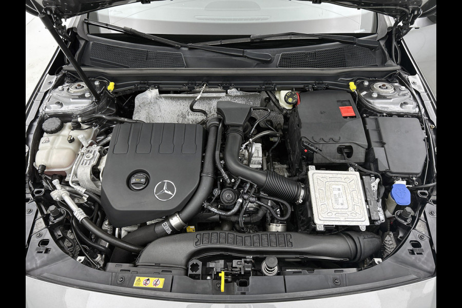 Mercedes-Benz A-Klasse 180 Business Solution AMG AMG Line | Night Pakket | Panorama Schuif-Kanteldak | Sfeerverlichting | Trekhaak | MultiBeam Koplampen | Achteruitrijcamera. Inclusief 24 maanden Mercedes-Benz Certified garantie voor Europa.