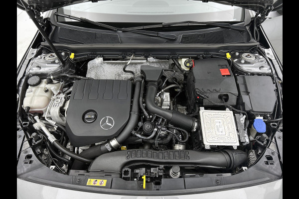 Mercedes-Benz A-Klasse 180 Business Solution AMG AMG Line | Night Pakket | Panorama Schuif-Kanteldak | Sfeerverlichting | Trekhaak | MultiBeam Koplampen | Achteruitrijcamera. Inclusief 24 maanden Mercedes-Benz Certified garantie voor Europa.