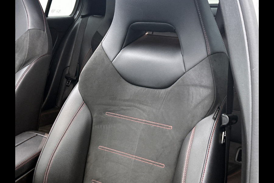 Mercedes-Benz A-Klasse 180 Business Solution AMG AMG Line | Night Pakket | Panorama Schuif-Kanteldak | Sfeerverlichting | Trekhaak | MultiBeam Koplampen | Achteruitrijcamera. Inclusief 24 maanden Mercedes-Benz Certified garantie voor Europa.