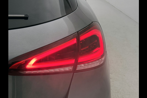Mercedes-Benz A-Klasse 180 Business Solution AMG AMG Line | Night Pakket | Panorama Schuif-Kanteldak | Sfeerverlichting | Trekhaak | MultiBeam Koplampen | Achteruitrijcamera. Inclusief 24 maanden Mercedes-Benz Certified garantie voor Europa.