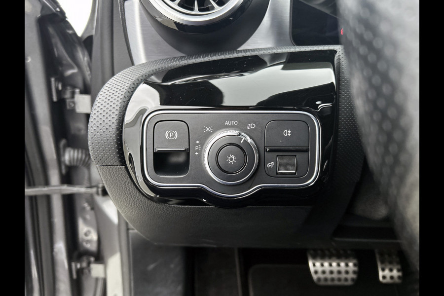 Mercedes-Benz A-Klasse 180 Business Solution AMG AMG Line | Night Pakket | Panorama Schuif-Kanteldak | Sfeerverlichting | Trekhaak | MultiBeam Koplampen | Achteruitrijcamera. Inclusief 24 maanden Mercedes-Benz Certified garantie voor Europa.