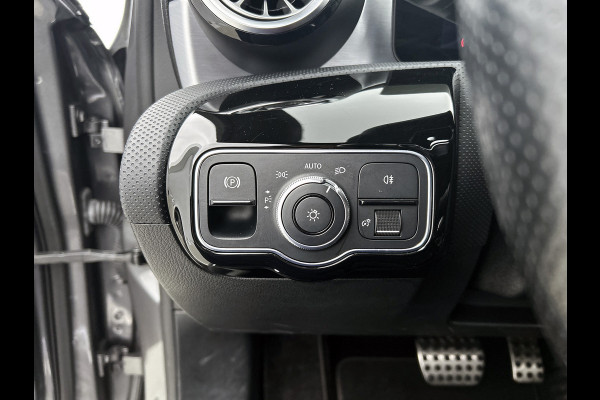 Mercedes-Benz A-Klasse 180 Business Solution AMG AMG Line | Night Pakket | Panorama Schuif-Kanteldak | Sfeerverlichting | Trekhaak | MultiBeam Koplampen | Achteruitrijcamera. Inclusief 24 maanden Mercedes-Benz Certified garantie voor Europa.