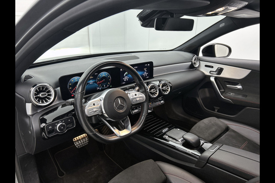 Mercedes-Benz A-Klasse 180 Business Solution AMG AMG Line | Night Pakket | Panorama Schuif-Kanteldak | Sfeerverlichting | Trekhaak | MultiBeam Koplampen | Achteruitrijcamera. Inclusief 24 maanden Mercedes-Benz Certified garantie voor Europa.