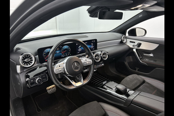 Mercedes-Benz A-Klasse 180 Business Solution AMG AMG Line | Night Pakket | Panorama Schuif-Kanteldak | Sfeerverlichting | Trekhaak | MultiBeam Koplampen | Achteruitrijcamera. Inclusief 24 maanden Mercedes-Benz Certified garantie voor Europa.