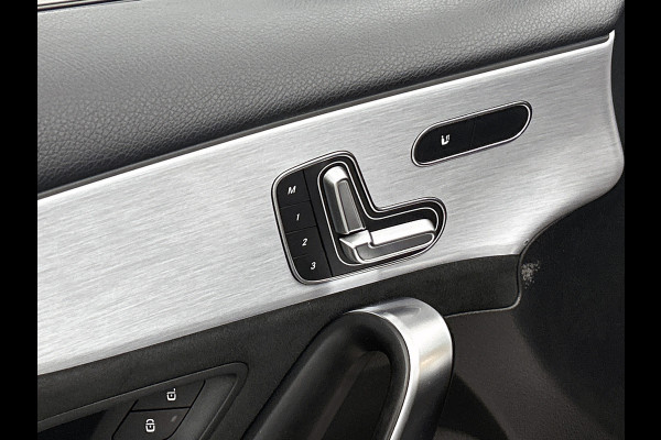 Mercedes-Benz A-Klasse 180 Business Solution AMG AMG Line | Night Pakket | Panorama Schuif-Kanteldak | Sfeerverlichting | Trekhaak | MultiBeam Koplampen | Achteruitrijcamera. Inclusief 24 maanden Mercedes-Benz Certified garantie voor Europa.