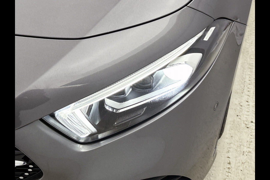 Mercedes-Benz A-Klasse 180 Business Solution AMG AMG Line | Night Pakket | Panorama Schuif-Kanteldak | Sfeerverlichting | Trekhaak | MultiBeam Koplampen | Achteruitrijcamera. Inclusief 24 maanden Mercedes-Benz Certified garantie voor Europa.